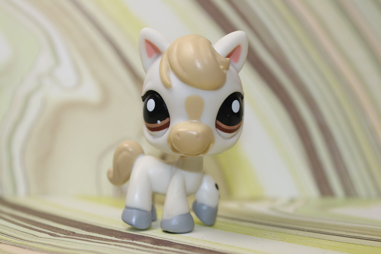 Lps blemished horse 1709 *has rust stains and loose peg*