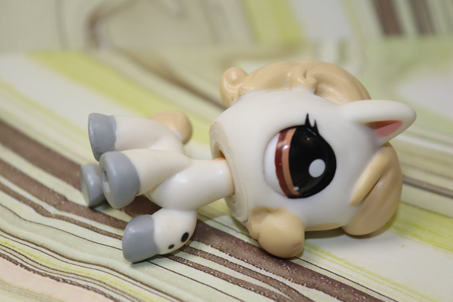 Lps blemished horse 1709 *has rust stains and loose peg*